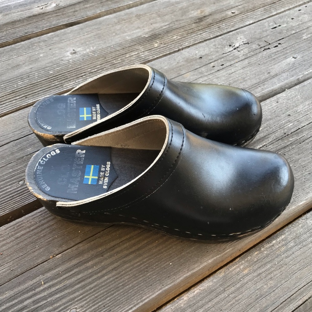Black leather Sven clogs with wooden footbed